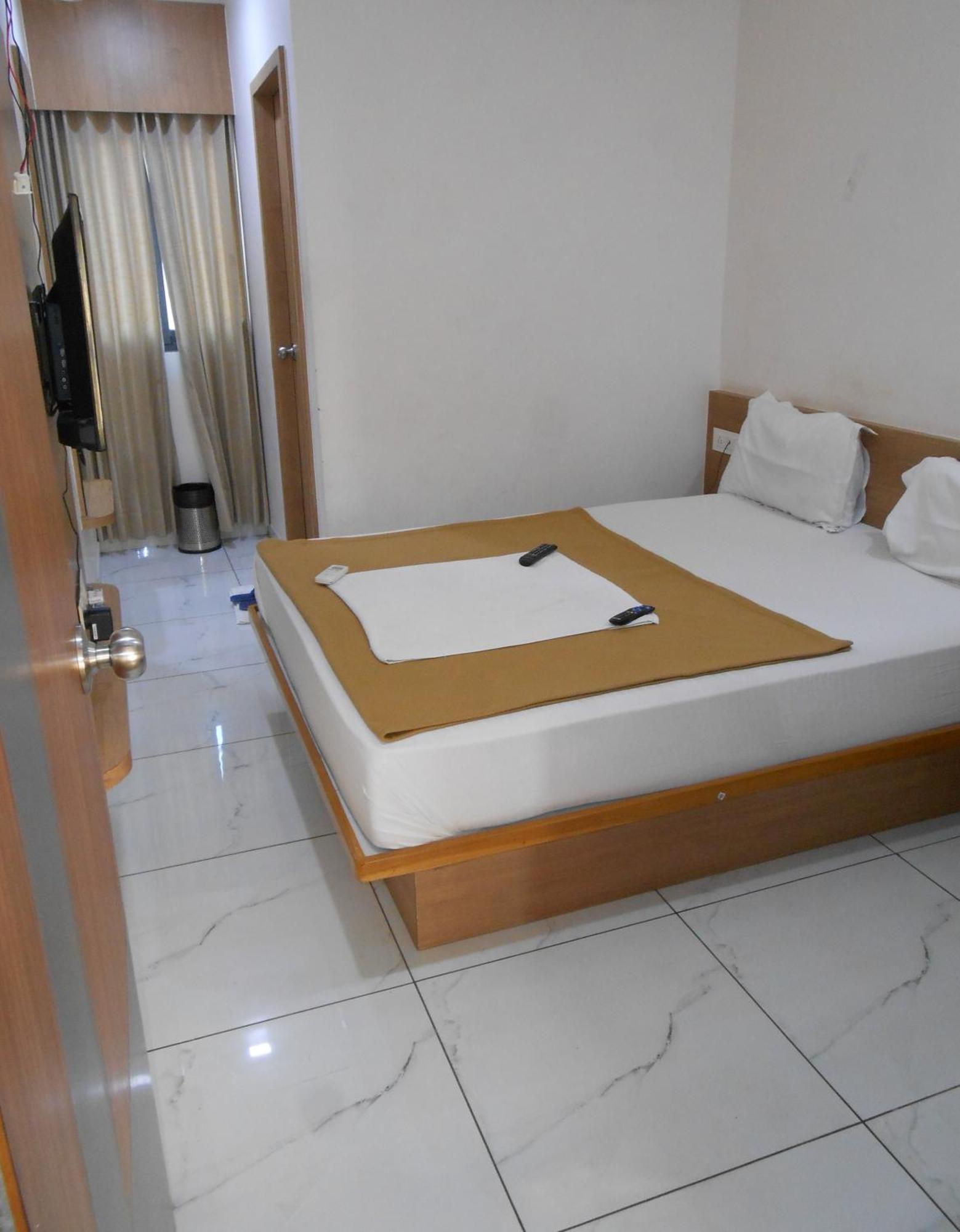 Hotel Crossview Palanpur Екстериор снимка