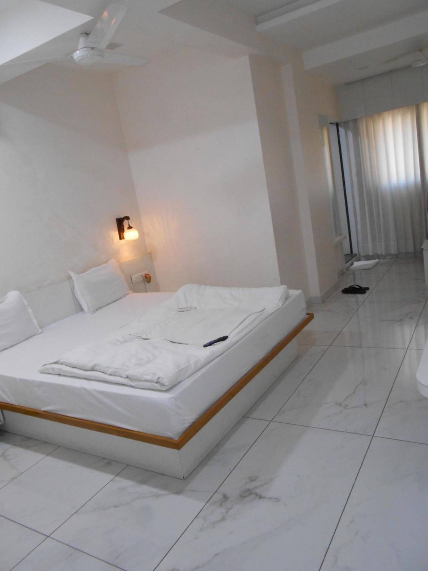 Hotel Crossview Palanpur Екстериор снимка